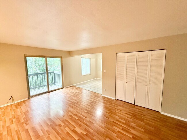 Foto del edificio - 495 E Creekside Cir