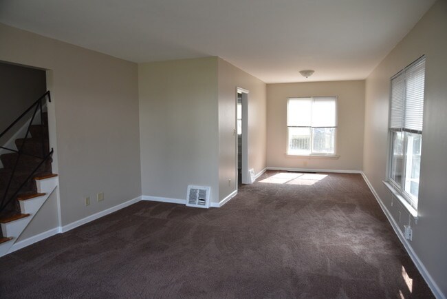 Building Photo - 2 bedroom town home!