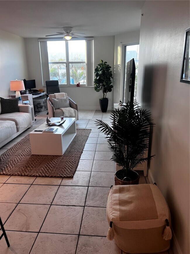 Building Photo - 806 E Windward Way