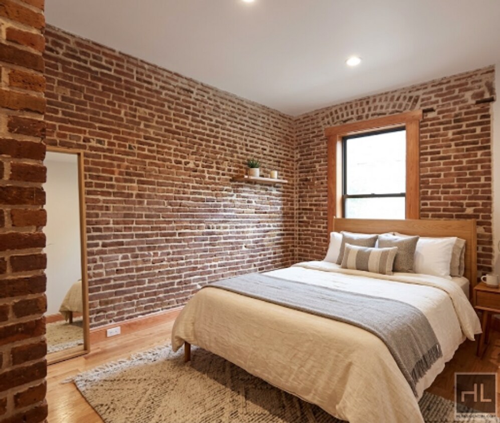 Foto del edificio - Renovated 3BR with Exposed Brick, Elevator & Laundry