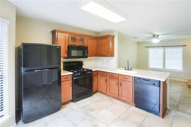 Foto del edificio - 1411 Gracy Farms Ln