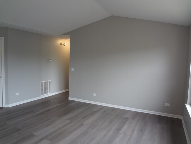 Foto del edificio - 1127 N Red Oak Cir