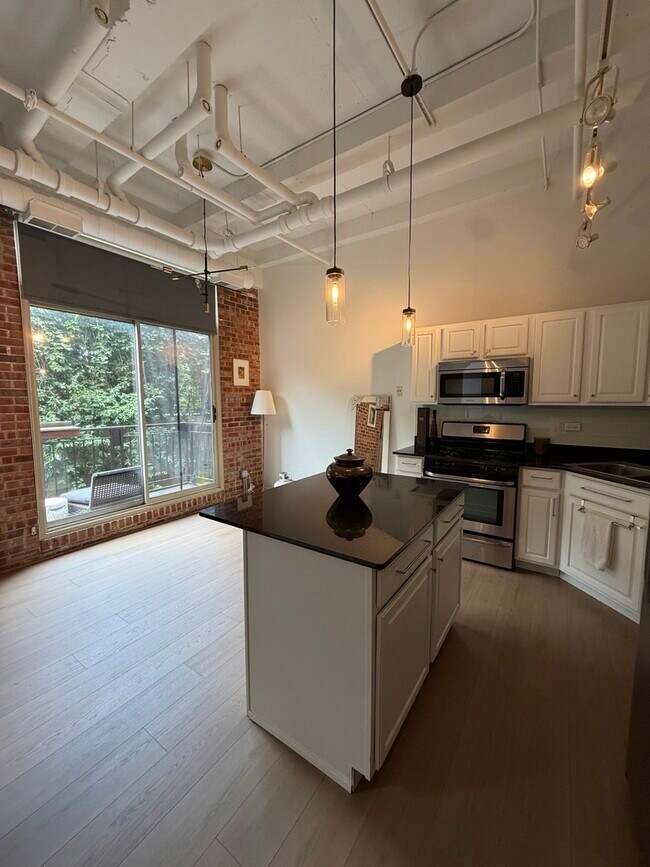 Foto del edificio - 1740 N Maplewood Ave