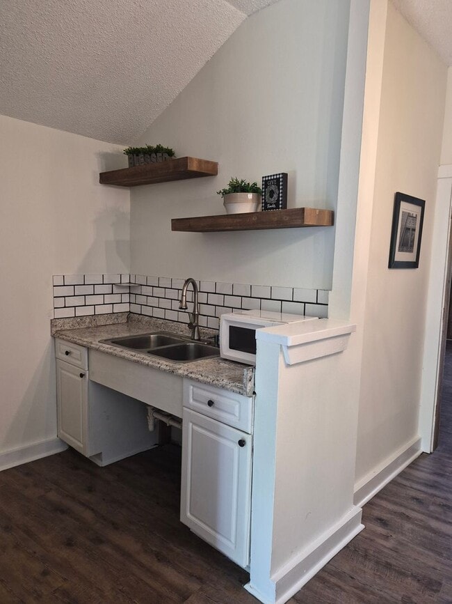 Building Photo - NEW LISTING!!!!!