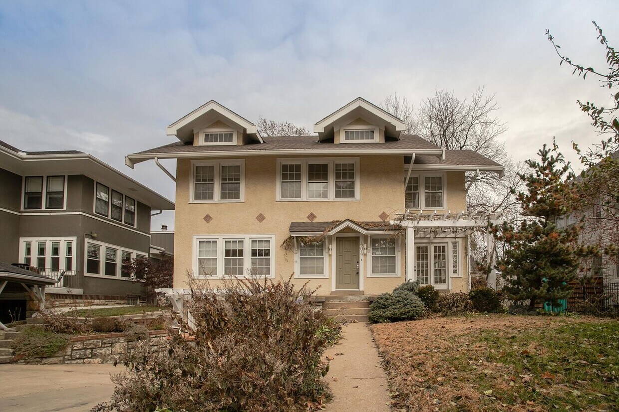 Foto principal - 404 W 63rd St