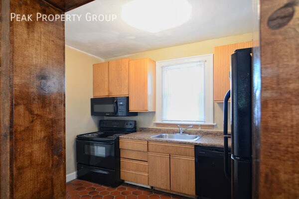 Building Photo - 211 E Northwood Ave