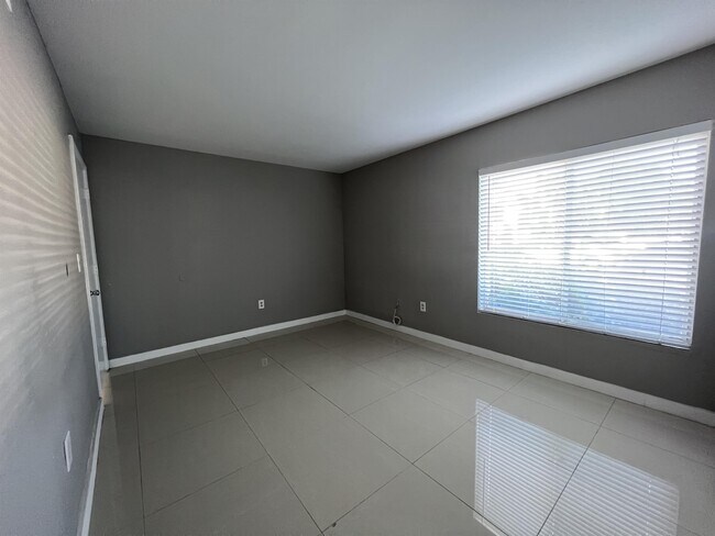 Building Photo - 2425 NW 33rd St