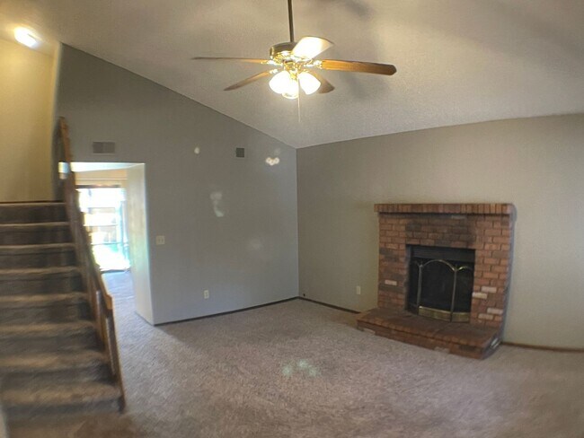 Building Photo - Super End unit Townhouse!!