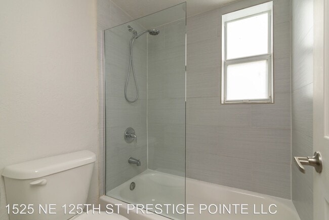 Building Photo - 1525 NE 125th St