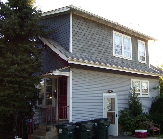 Building Photo - 104 N Hager Ave