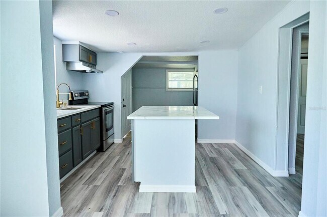 Building Photo - 3917 E Hanna Ave