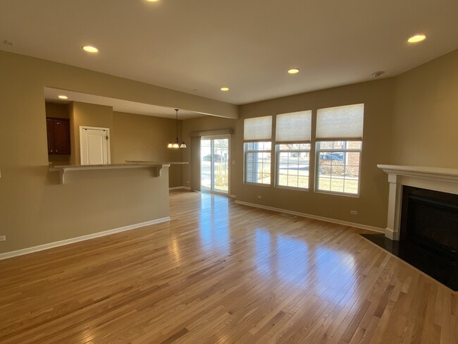Building Photo - 10S417 Carrington Cir