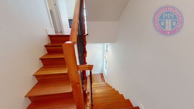 Foto del edificio - Riverfront Location, Luxury Townhome - End Corner Unit, Two En-Suites, Attached Garage