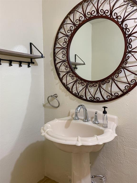 Foto del edificio - 8430 Holiday Ln