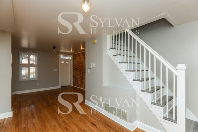 Building Photo - Brick 2 BR, 2 BA Townhome