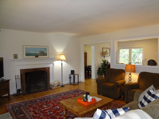 Foto del edificio - Brick Ranch with Private Deck Near UNC Hospitals