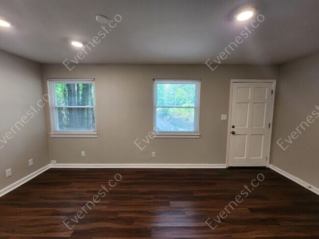 Building Photo - 527 Evergreen Terrace