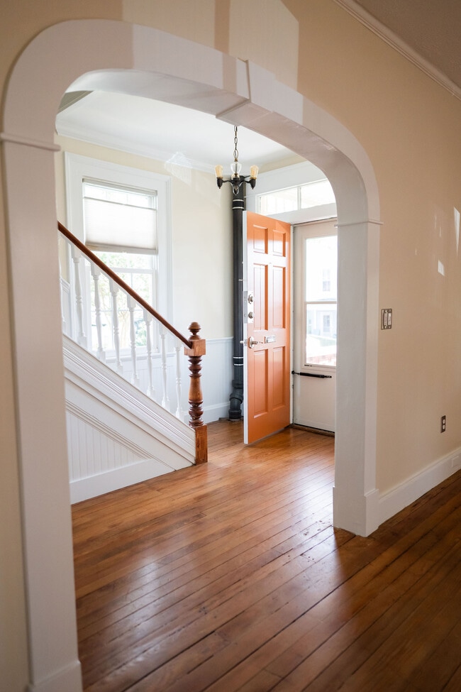 Building Photo - 208 9th St NW