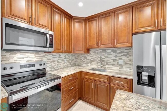 Foto del edificio - 2400 NE 33rd Ave