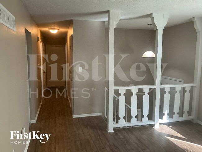 Building Photo - 400 SW Keystone Ct