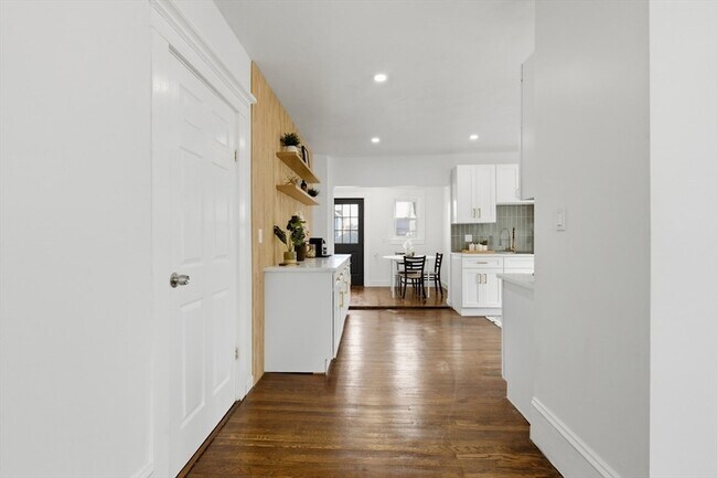 Building Photo - 9 Robbins St