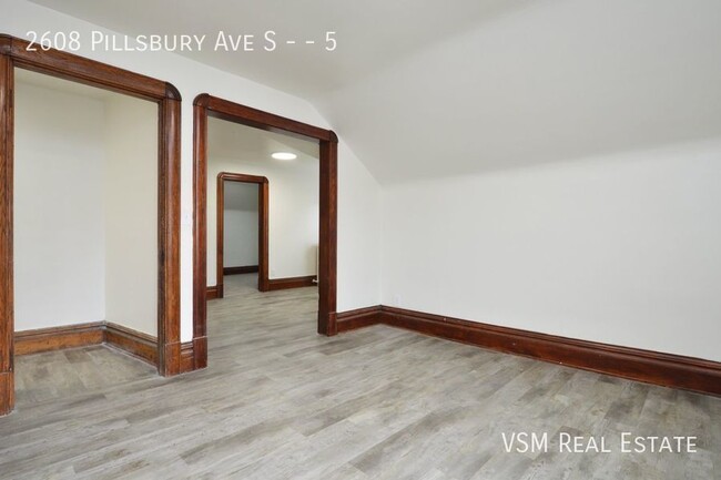 Foto del edificio - Spacious and Updated 4 Bed, 1 Bath Apartme...
