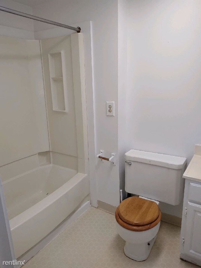 Building Photo - 1 br, 1 bath Duplex - 211 W Henry St
