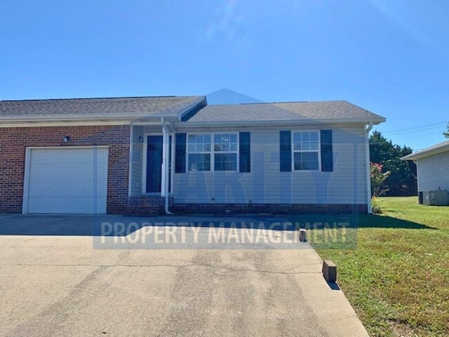 Building Photo - **766/768 Urbane Road NE