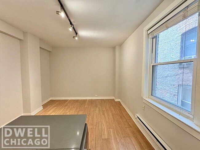 Foto del edificio - 515 W Belmont Ave