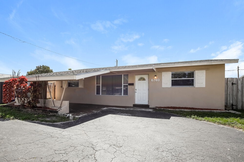 Primary Photo - 6780 Pershing St
