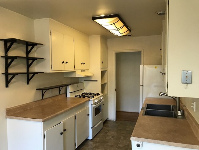 Building Photo - 3 bedroom 1 bath home central location