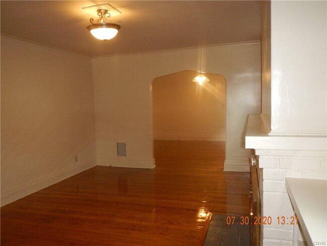 Foto del edificio - 231 Fellows Ave