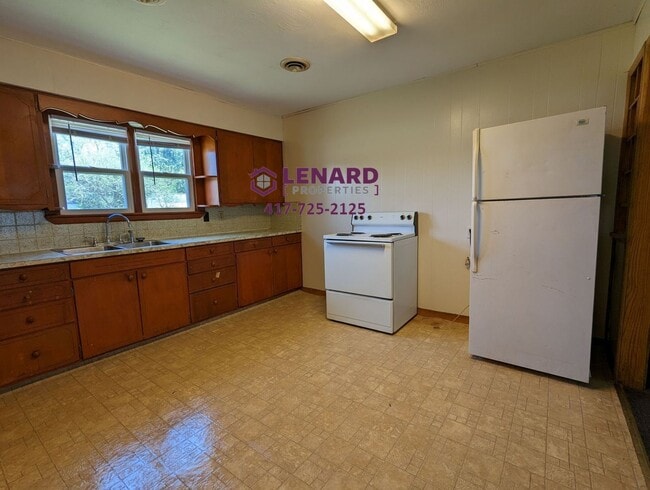 Building Photo - 3 Bedroom Home Ready for Move In!