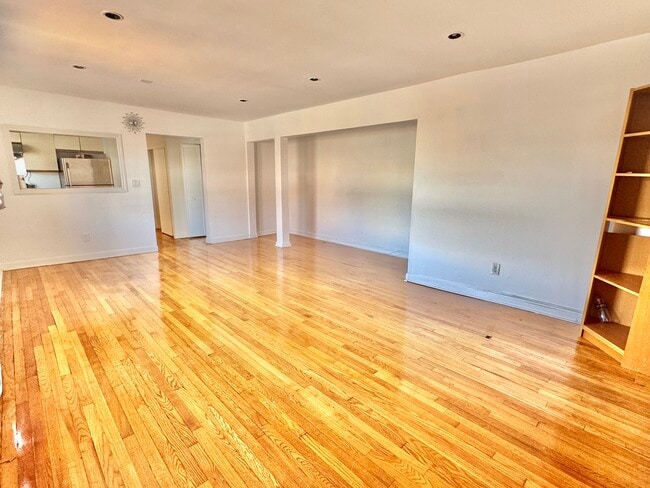 Building Photo - 7 Bond St