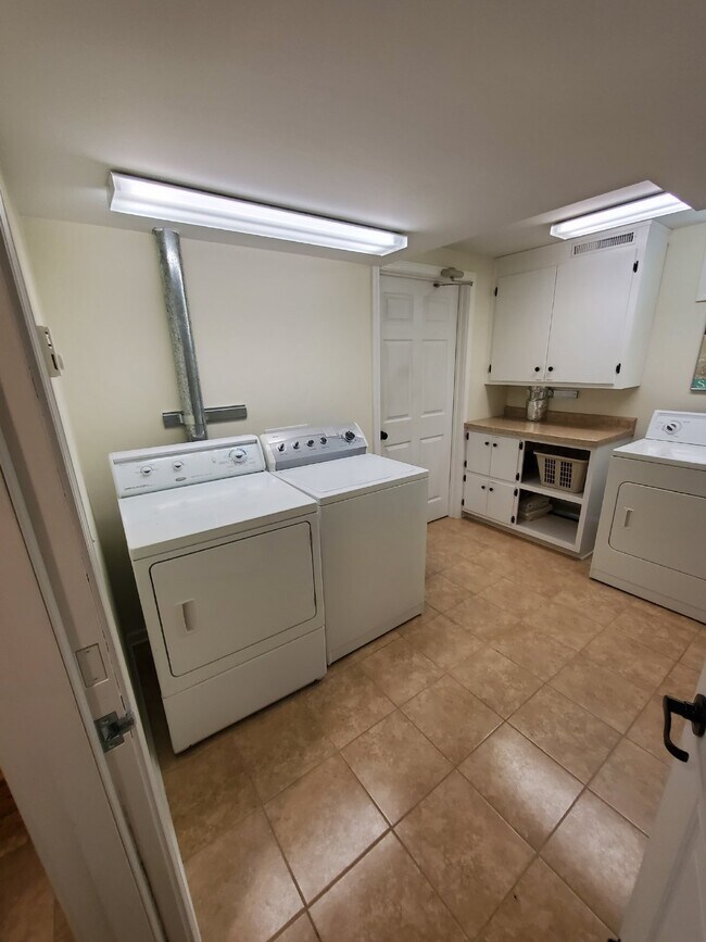 Building Photo - Beautiful Unit - For Rent Near U of MN