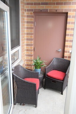 Building Photo - Beautifully Renovated 1BR Condo With Balco...