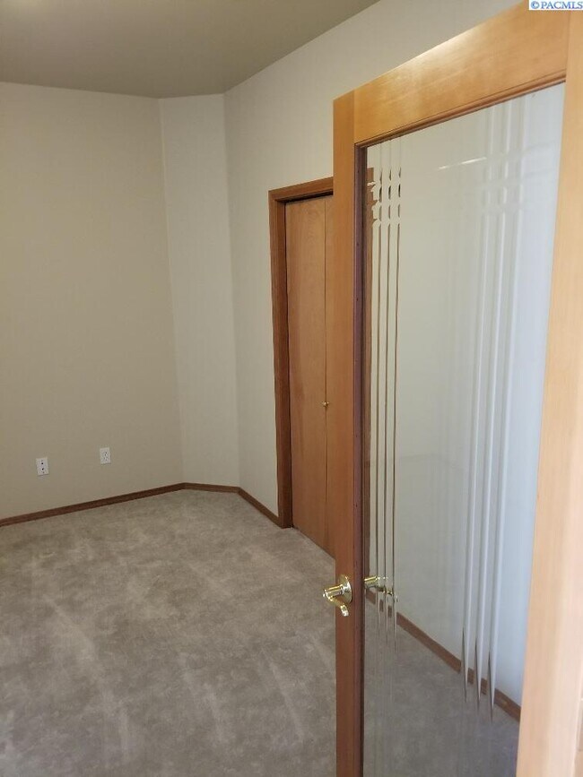 Building Photo - Beautiful South Richland Rambler