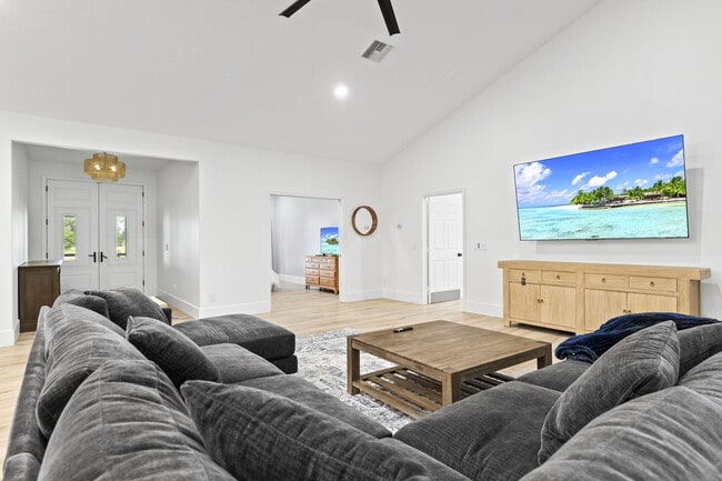 Foto del edificio - 8135 White Fences Ln
