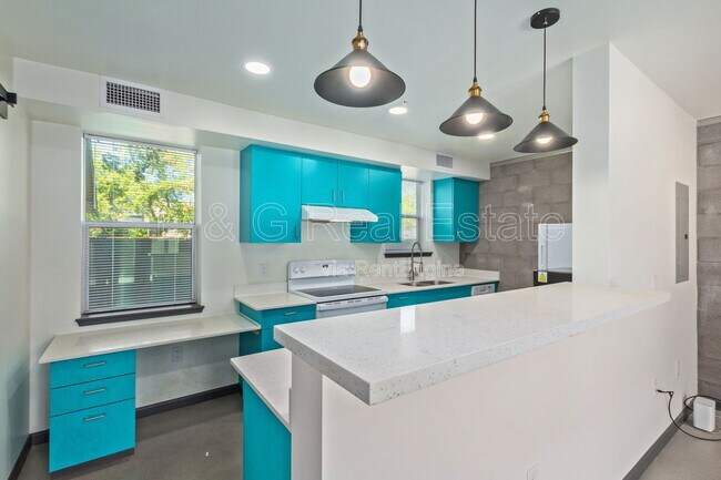 Building Photo - 129 N 11th Ave