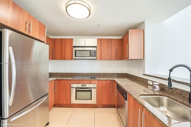 Building Photo - 1 br, 1 bath Condo - 300 S Biscayne Blvd #...