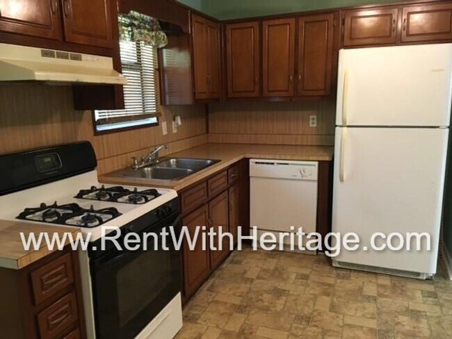 Building Photo - COME SEE THIS FANTASTIC 2 BEDROOM 2 BATH D...