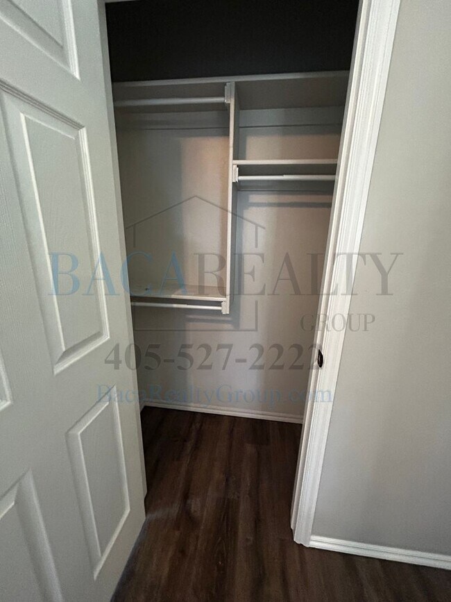 Foto del edificio - 3BR 2BA duplex with 2 car garage in Yukon!!