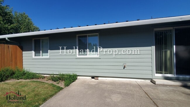 Building Photo - Lovely 2 bedroom unit with private fenced yard!