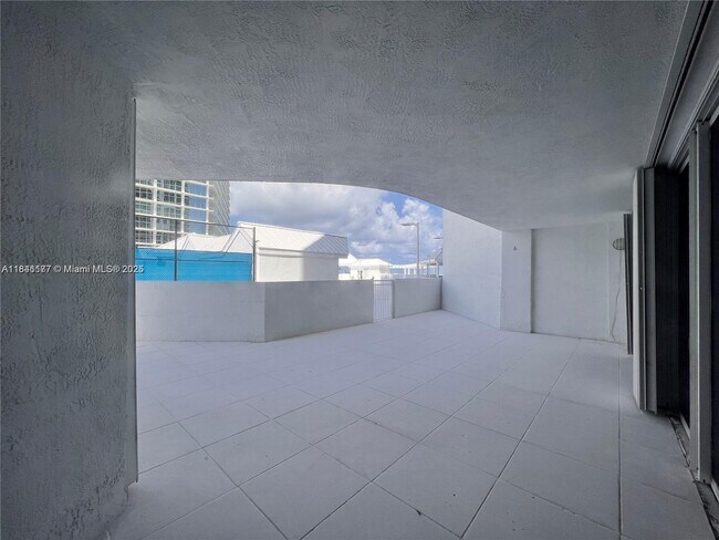 Foto del edificio - 16711 Collins Ave