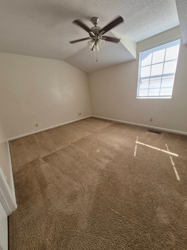 Building Photo - 108 Country Club Dr