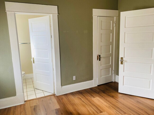 Building Photo - Upgraded & Charming Near UC Davis Medical ...