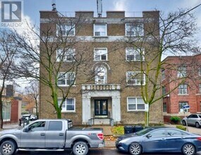 Building Photo - 464 Spadina Rd