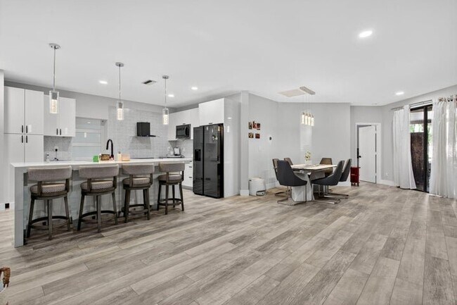 Foto del edificio - 11910 Glenmore Dr