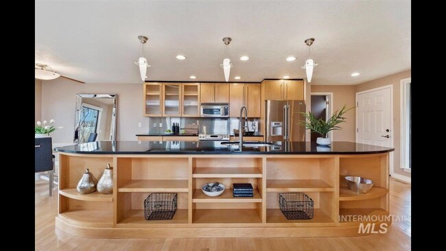 Participa en la conversación. Ábrete al espacio vital. - 1923 S Teal Ln