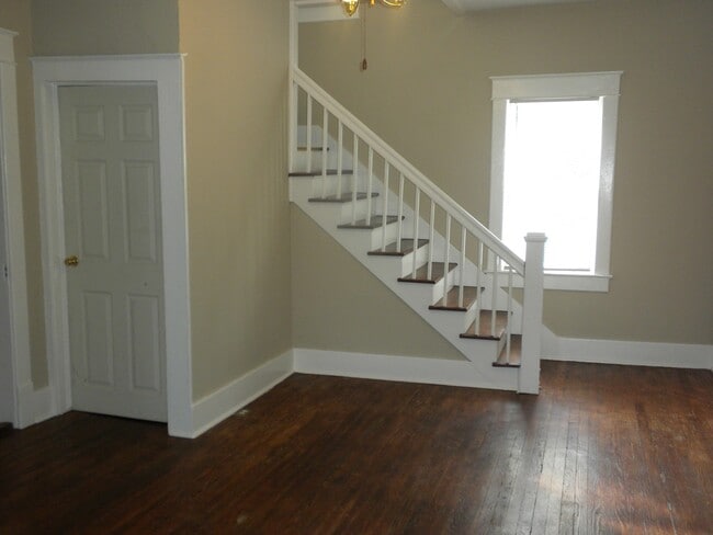 Building Photo - 3 Bedroom House-Downtown